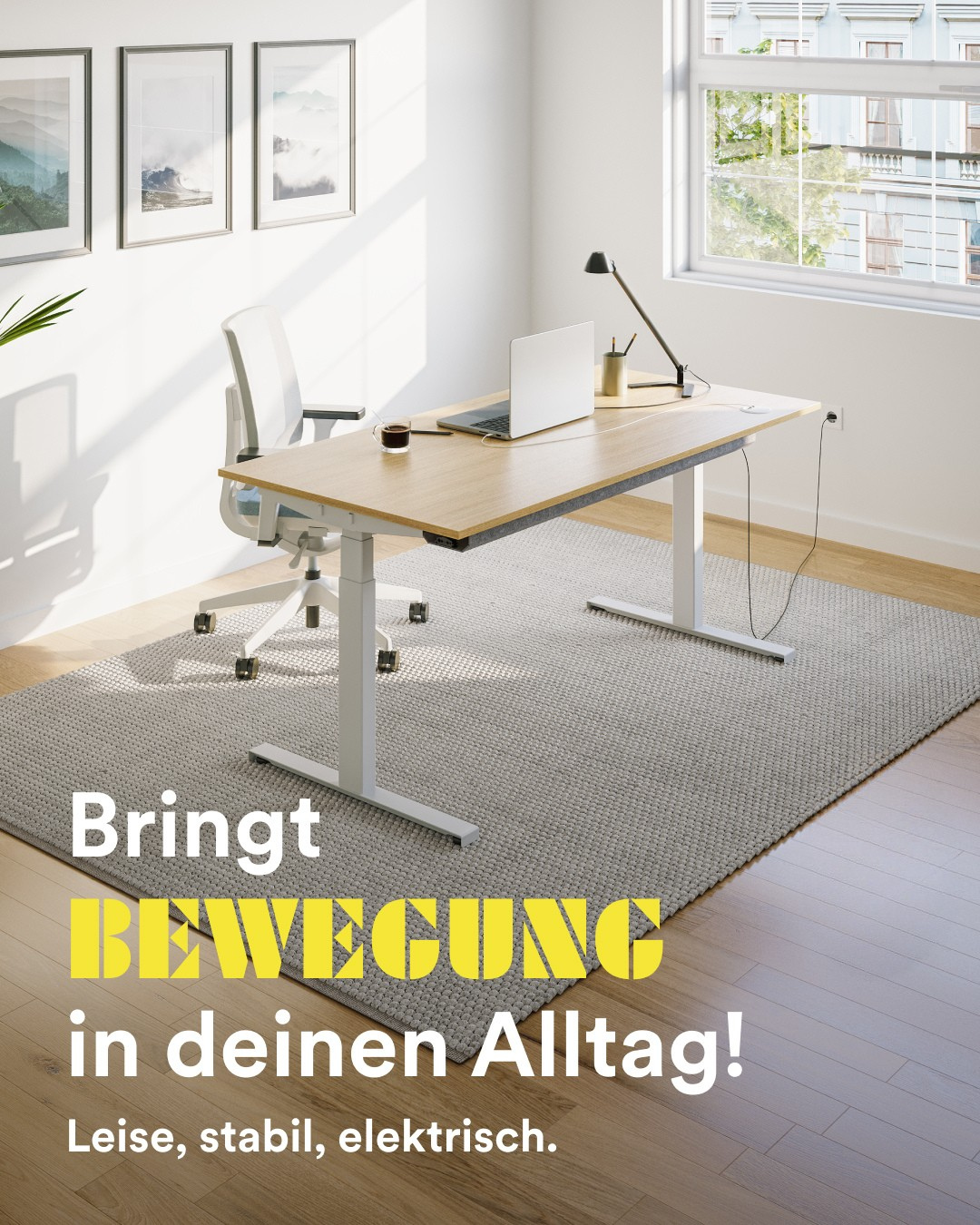 Elektrisch höhenverstellbarer Schreibtisch in modernem Homeoffice mit natürlichem Licht und ergonomischem Stuhl