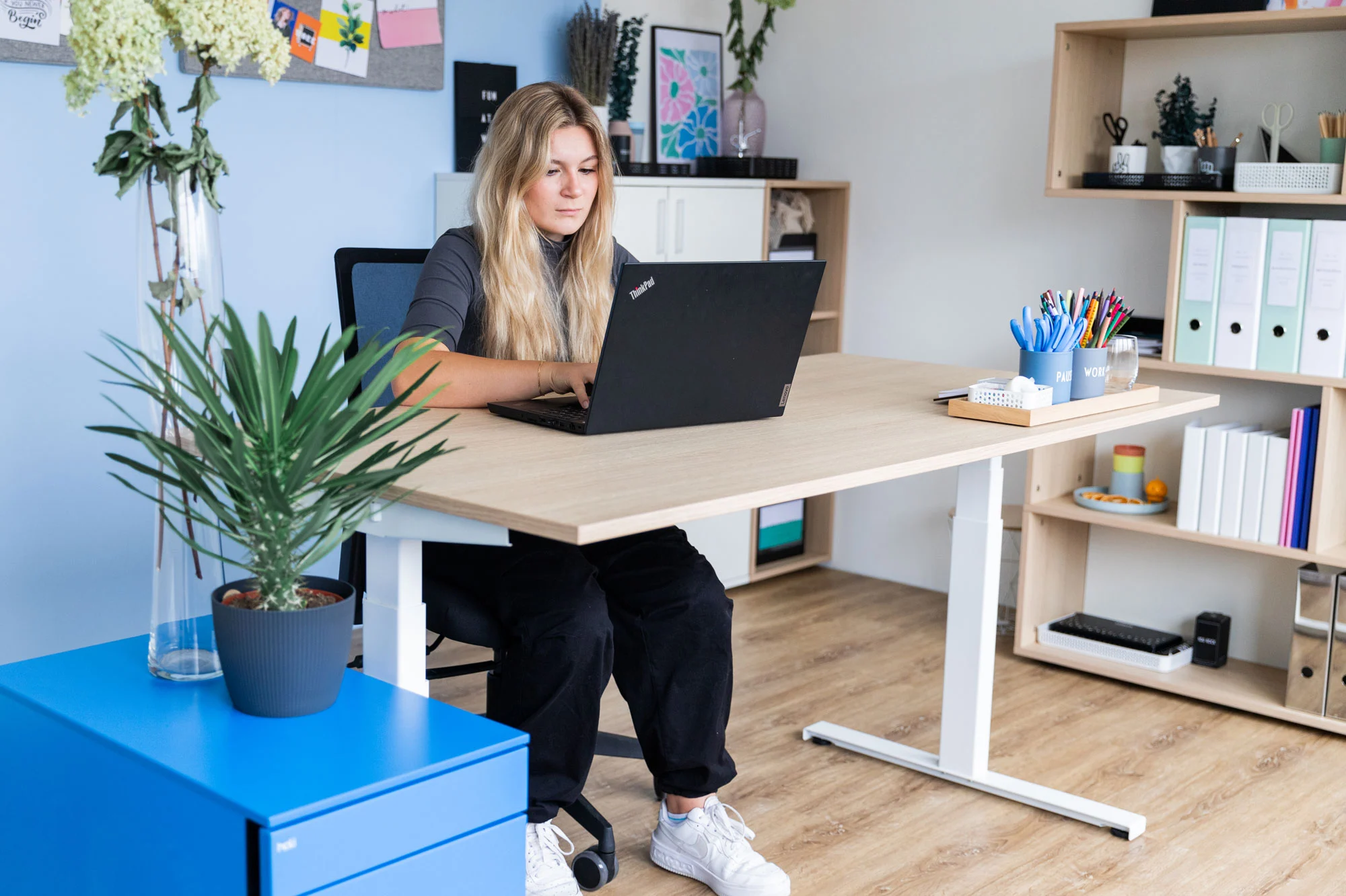 Hali Home Office mit höhenverstellbarem Schreibtisch Hali Home Office mit höhenverstellbarem Schreibtisch